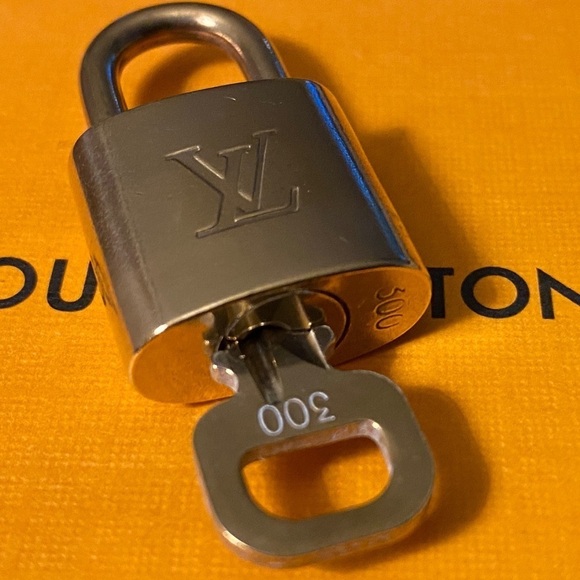 Louis Vuitton brass lock set with key #300 Authentic padlock Nice - Picture 2 of 4